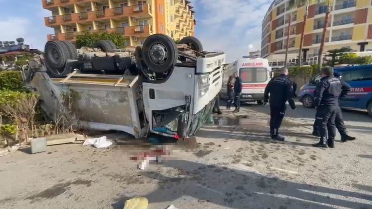 Kamyonun arkadan çarptığı çöp kamyonu devrildi: 1i ağır 3 işçi yaralandı