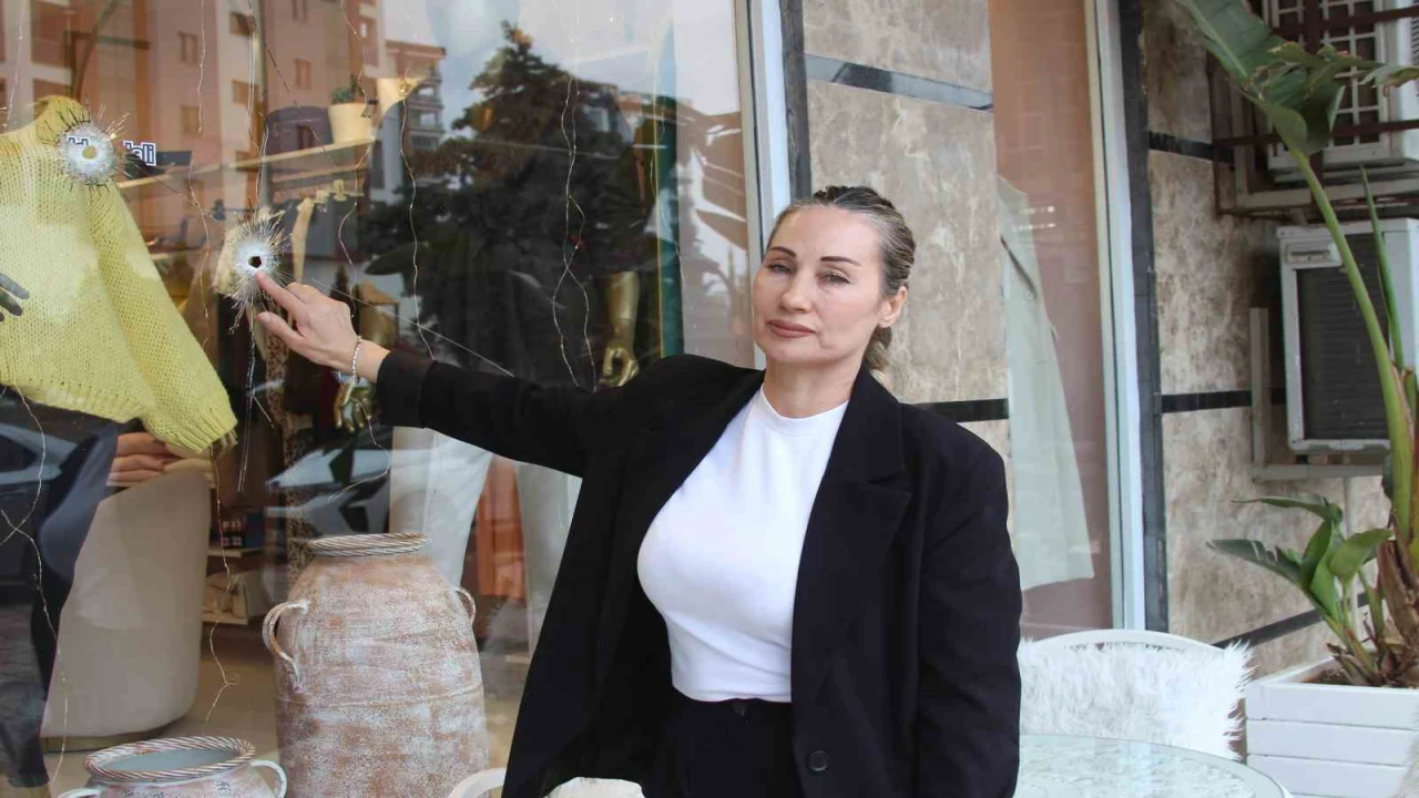 Kapalı mağazaya kurşun yağdırdılar: Esnaf kadın korku içinde