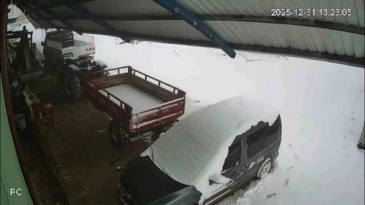 Kar kütlesini taşıyamayan çatı araçların üzerine çöktü