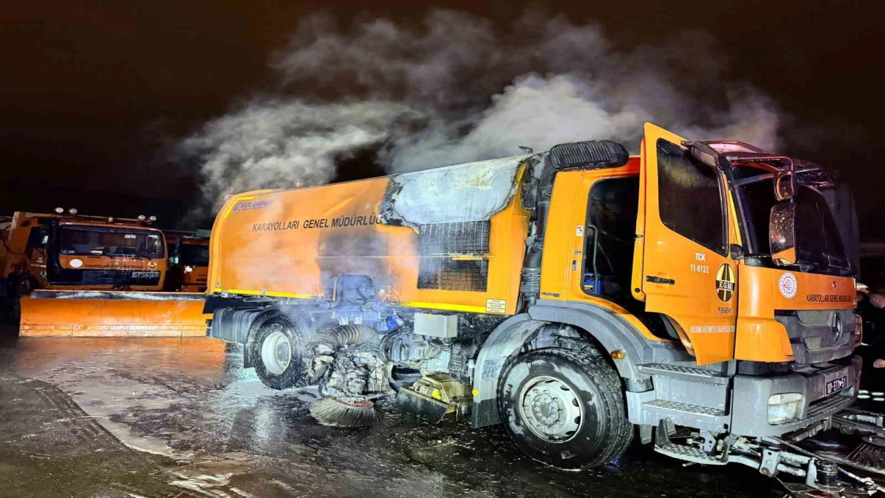 Karayollarına ait kamyon alevlere teslim oldu