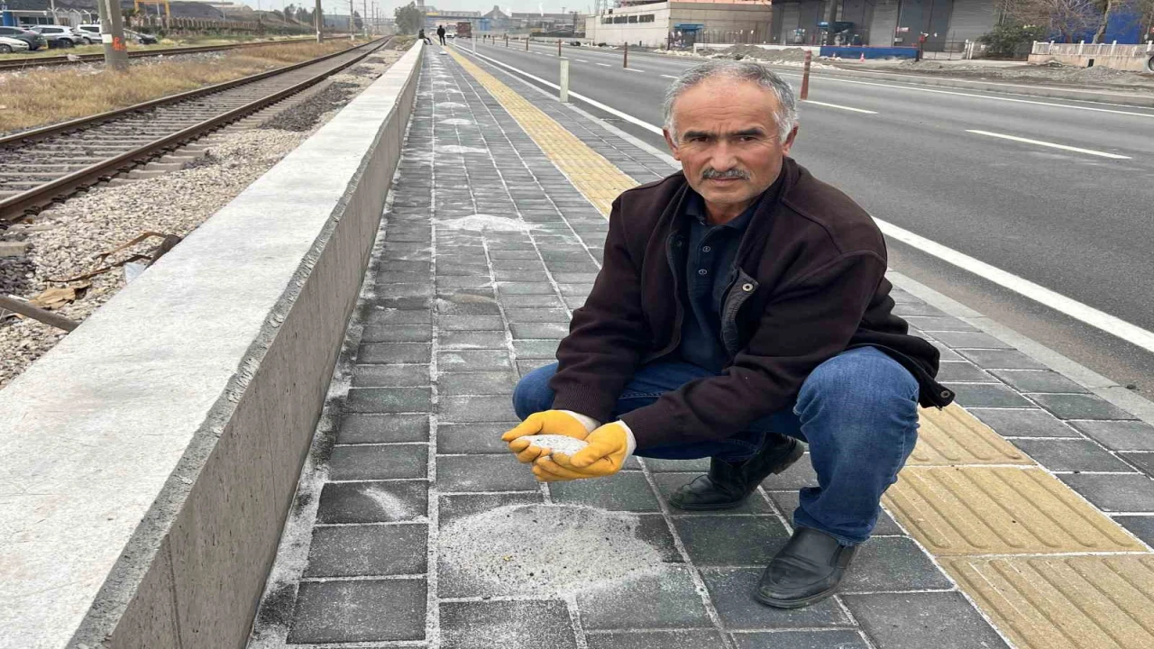 Hatay'da Yolda Dökülen Gübreler Toplanıyor