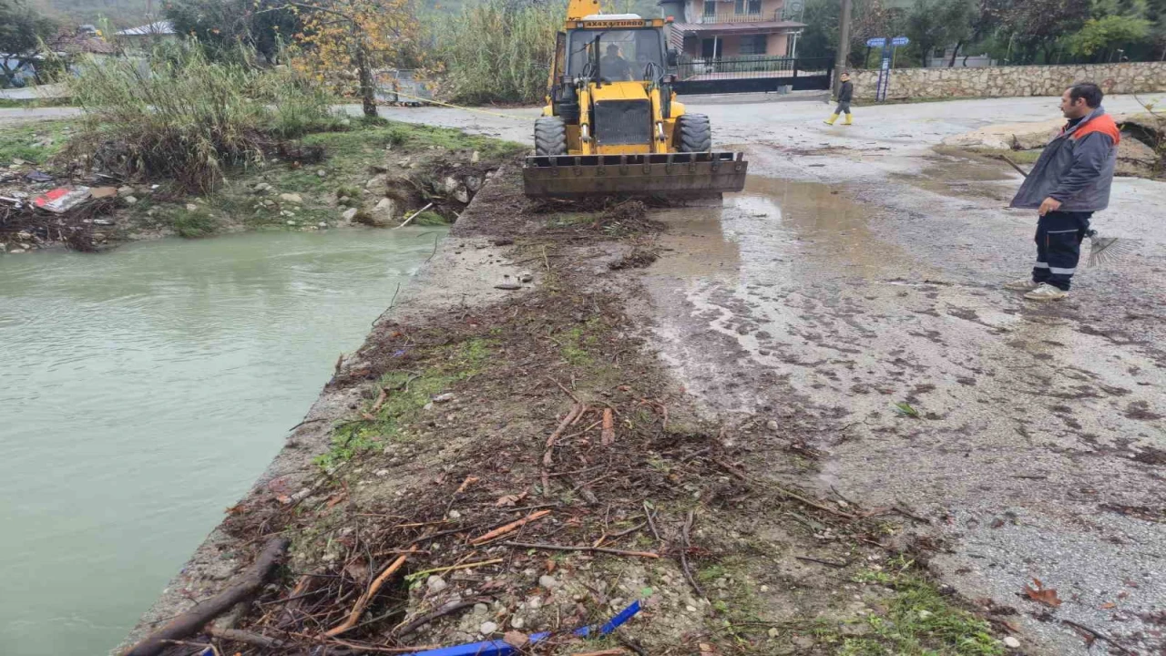 Kemerde köprüleri tıkayan tomruklar temizlendi