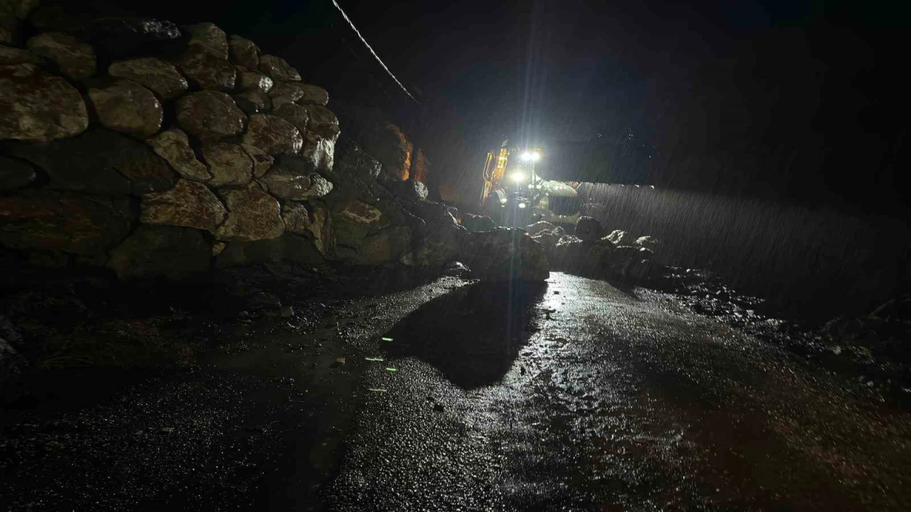 Kemerde yağış nedeniyle istinat duvarı çöktü