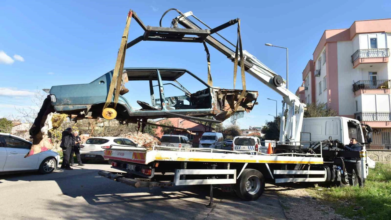 Kepezde terk edilmiş hurda araçlar kaldırıldı