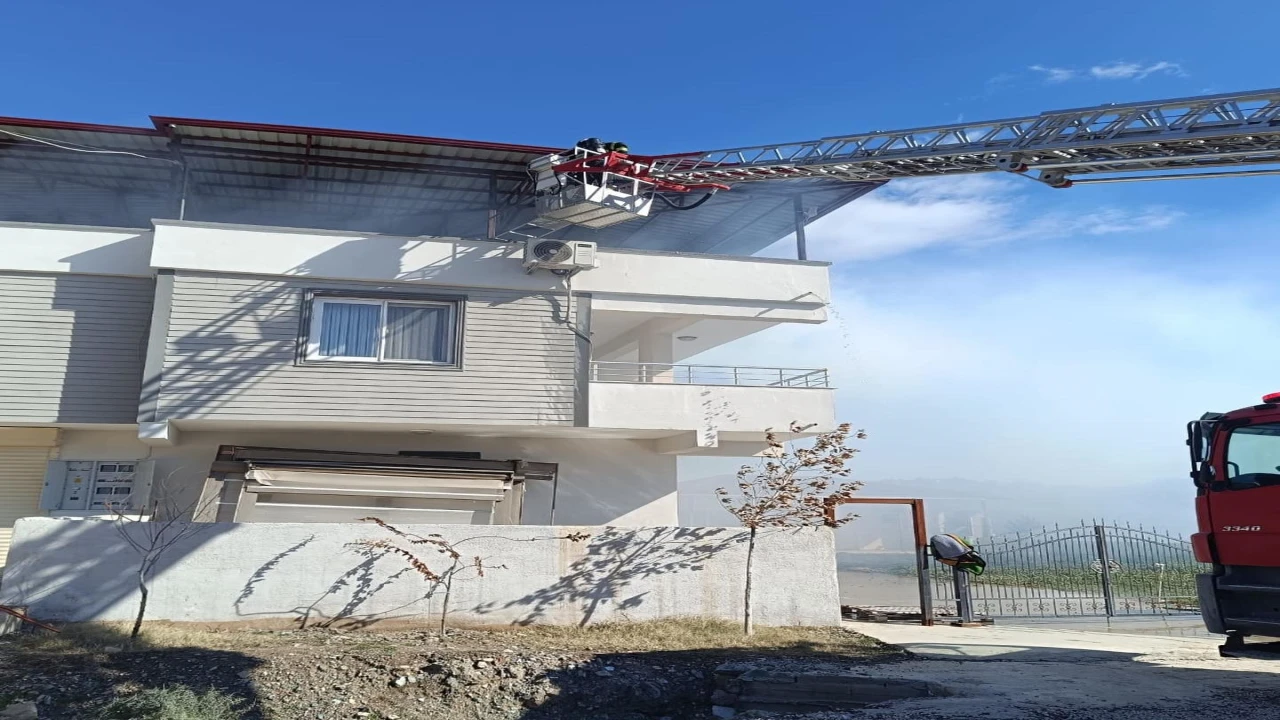 Kırıkhanda çatı yangını