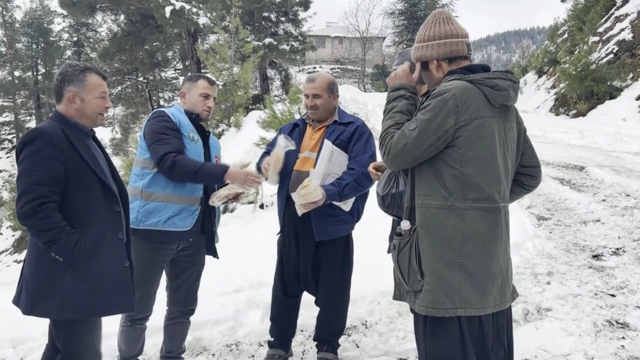 Kış günü belediye ekiplerinden ikram