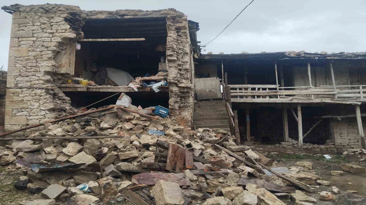 Komşusu adam öldü evi de yıkıldı dedi o anda ev çöktü