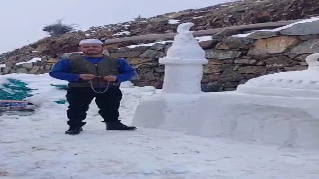 Köyüne kardan cami yaptı