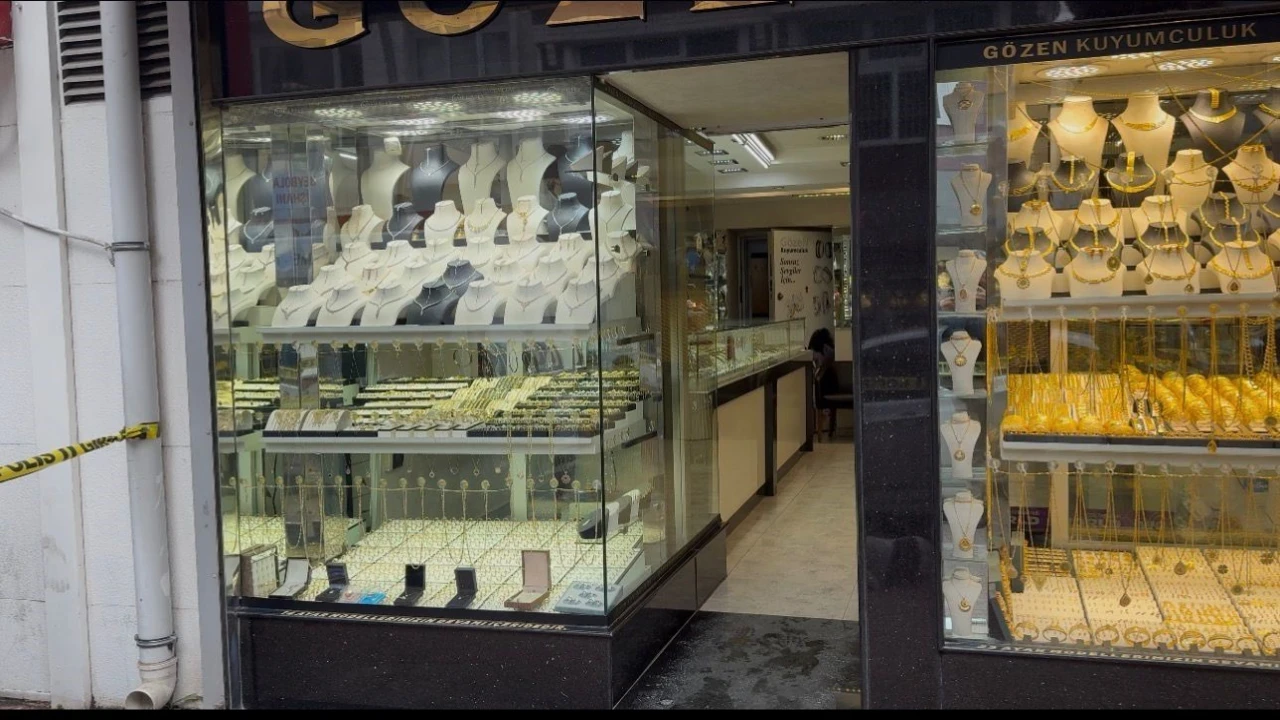 Kuyumcuda silahlı soygun: Önce 1 kilo istedi, sonra 100 gramlık külçeyi alıp kaçtı