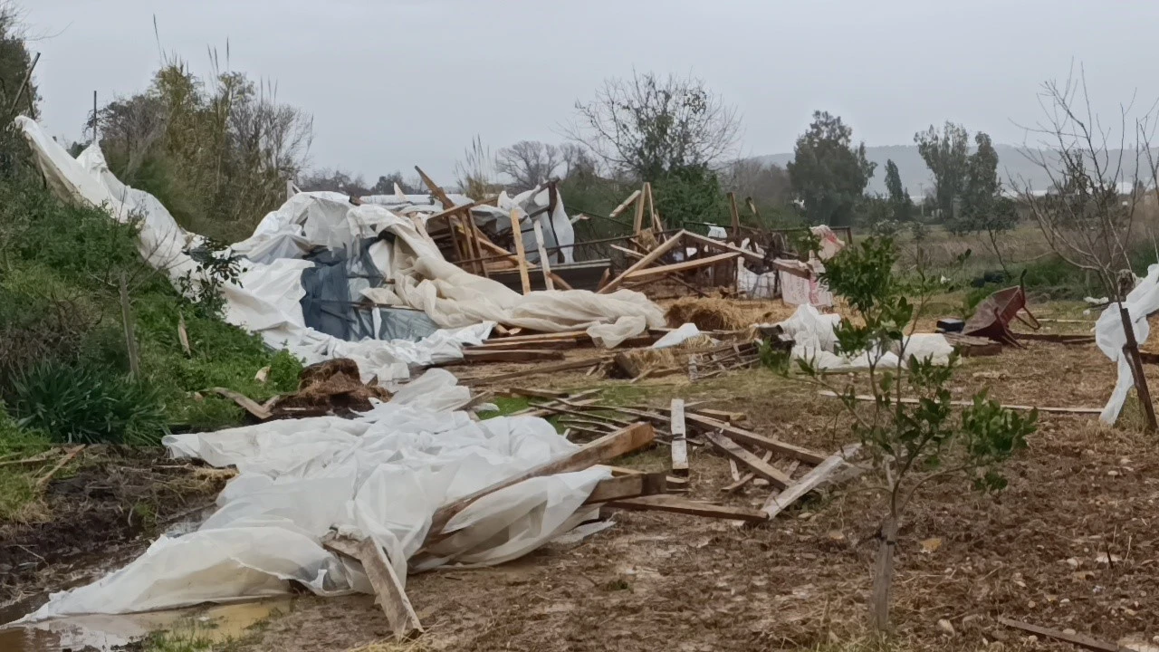 Manavgatta hortum 300 dönümlük alanda seraları yerle bir etti