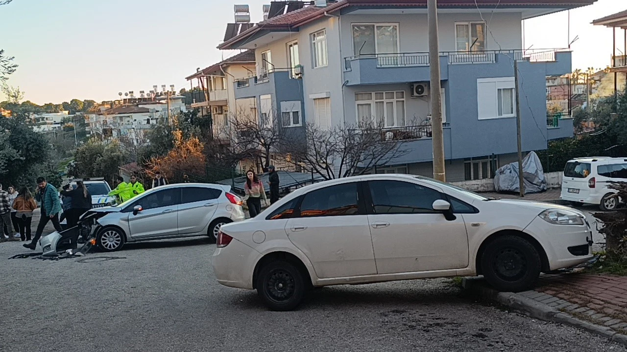 Manavgatta iki otomobil kavşakta çarpıştı: 2 yaralı