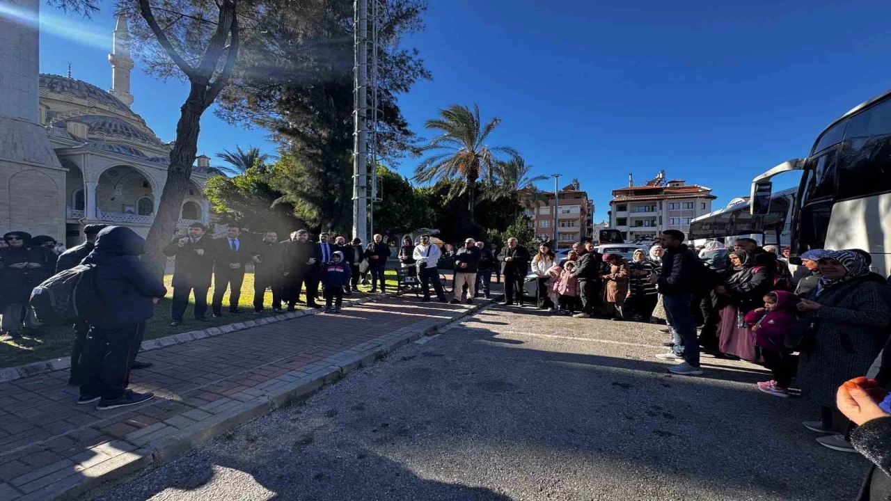 Manavgatta umre yolcuları dualarla kutsal topraklara uğurlandı