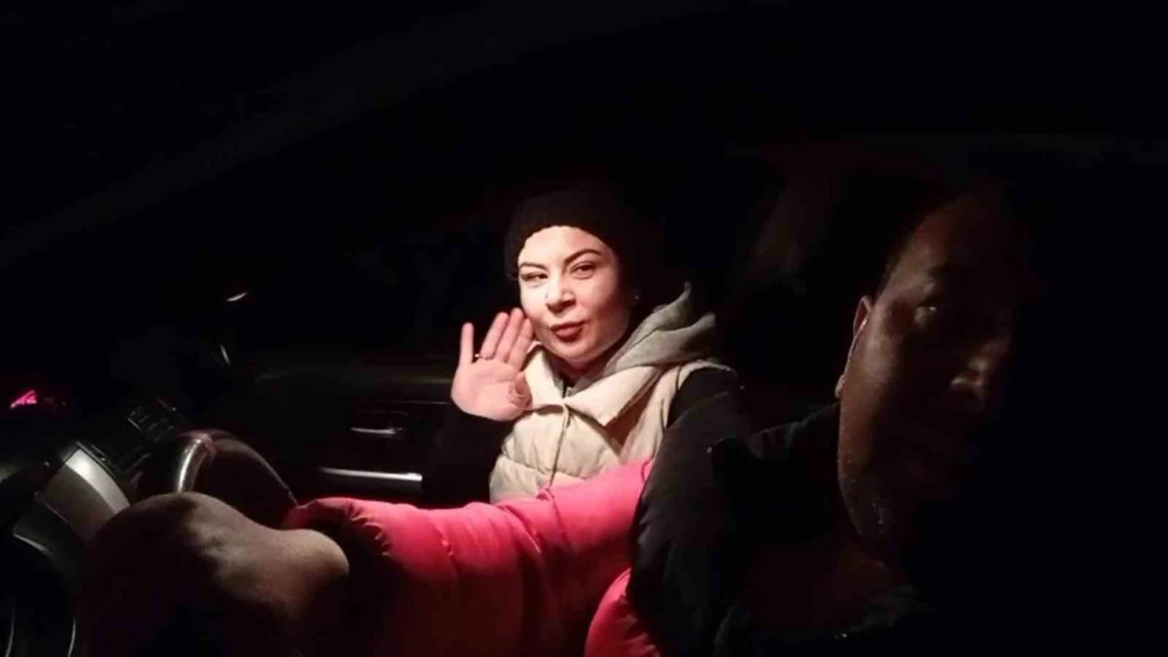 Mersinde araçlarıyla karlı yolda mahsur kalan çift kurtarıldı