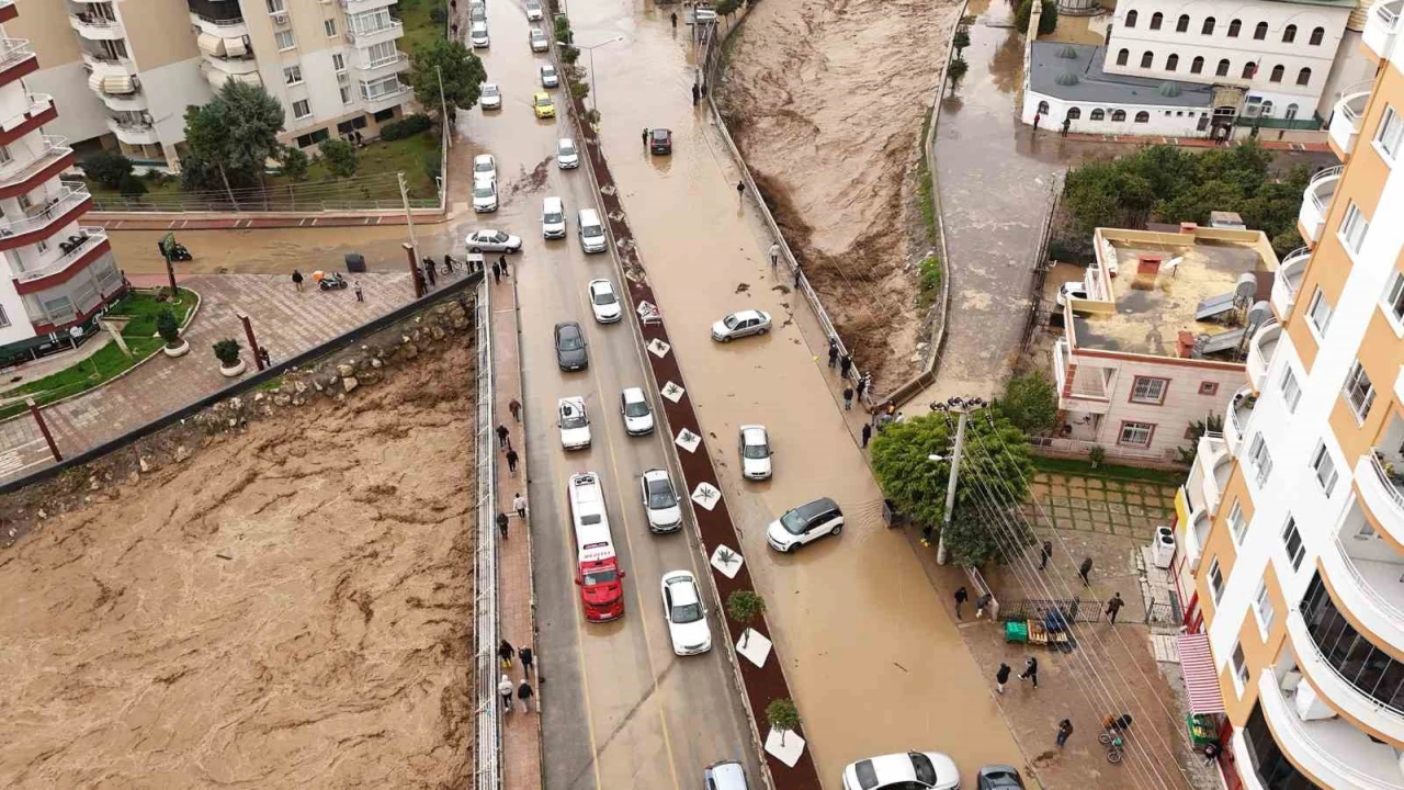 Mersinde ekipler sel mesaisinde