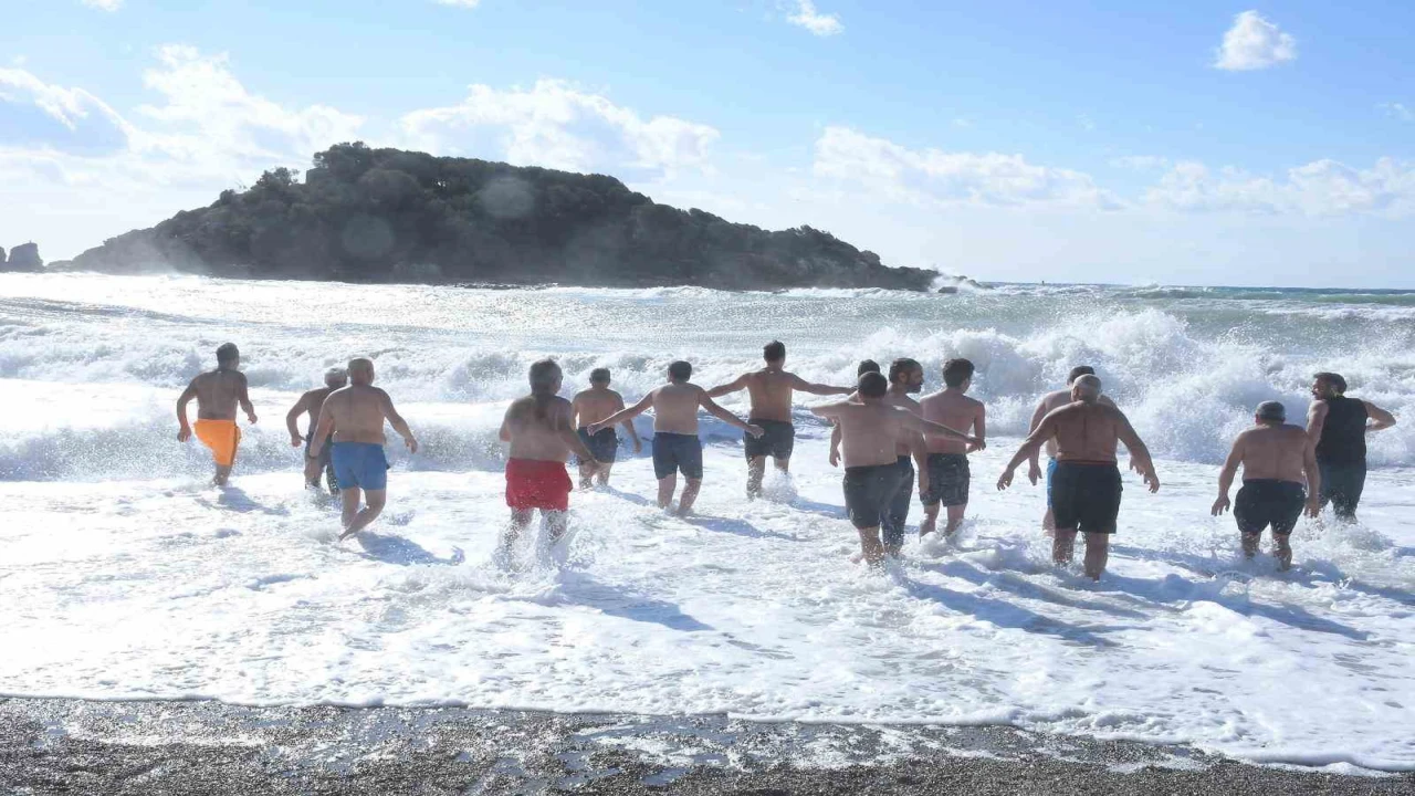 Mersinde gelenek bozulmadı, yeni yılın ilk gününde denize girdiler