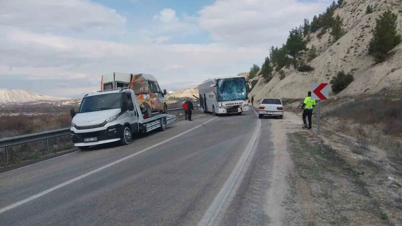 Mersinde otobüsle minibüs çarpıştı, kaza ucuz atlatıldı: 2 yaralı