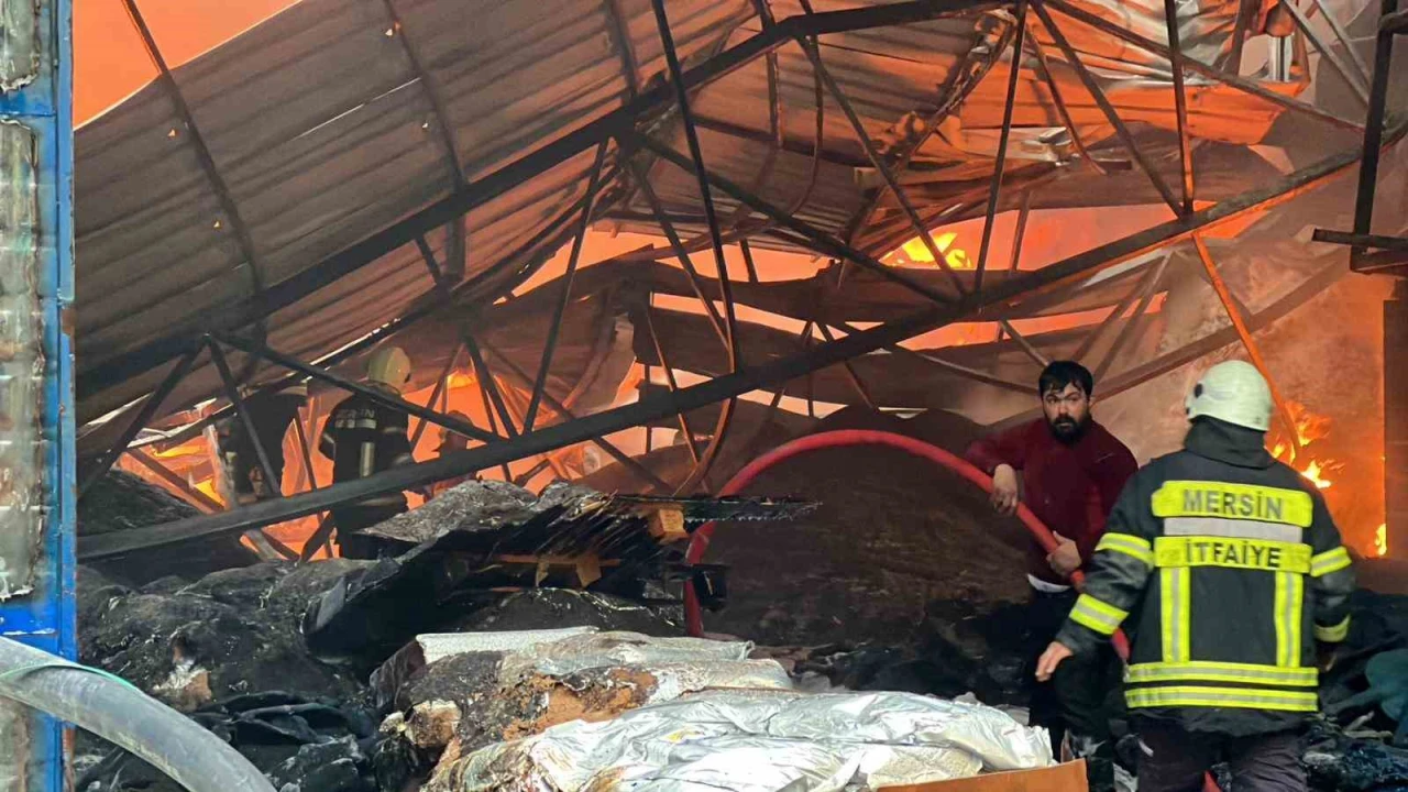 Mersinde plastik ham madde deposunda yangın: Çok sayıda itfaiye ekibi müdahale ediyor