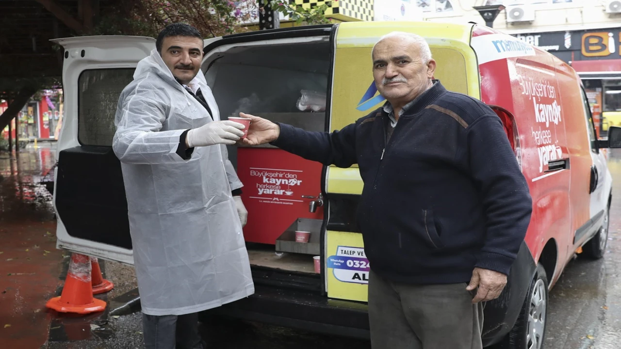 Mersinde vatandaşlara soğuk havada kaynar ikramı