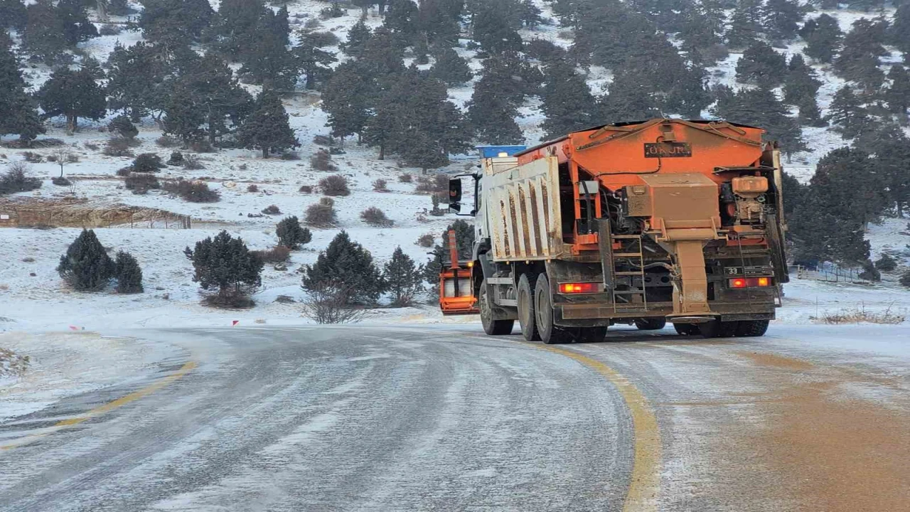 Mersinin yüksek kesimlerinde karla mücadele