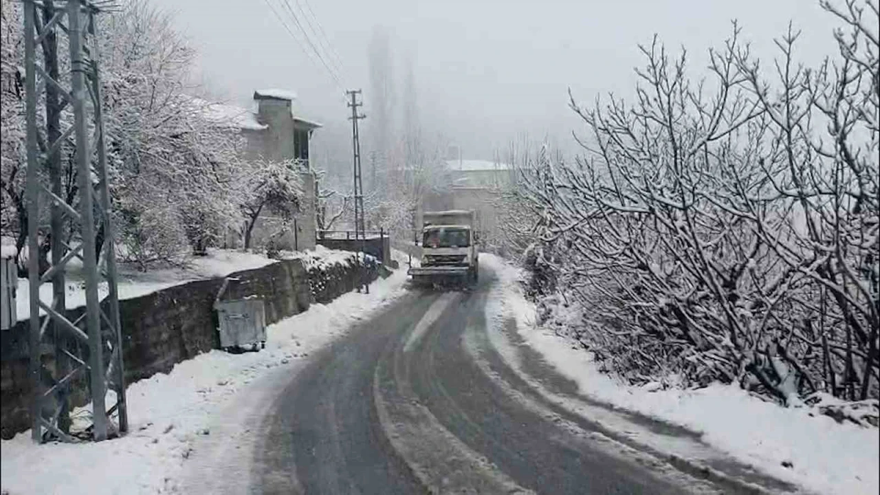 Mersinin yüksek kesimlerinde karla mücadele sürüyor