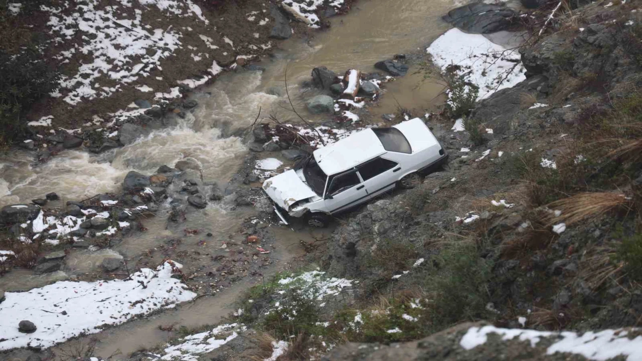 Hatay'da Metrelerce yüksekten dereye uçan otomobilden kendini atarak kurtardı