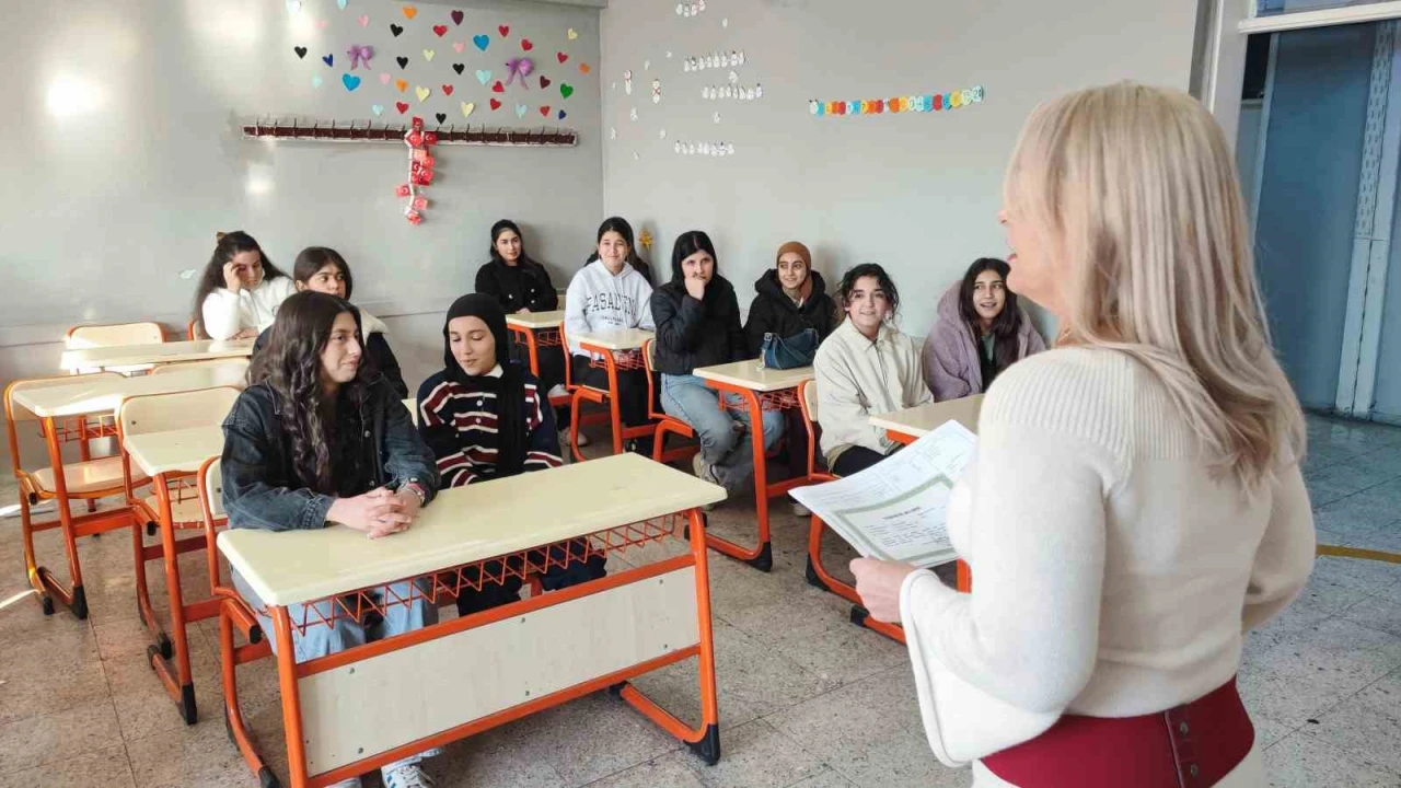 Milyonluk mal varlığını TSKya bağışlayan öğretmen psikoz çıkmadı, öğrencilerine koştu