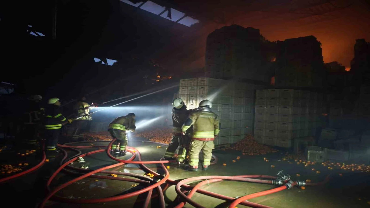 Narenciye paketleme fabrikası alevlere teslim oldu: 60 işçi tahliye edildi, 1 işçi öldü