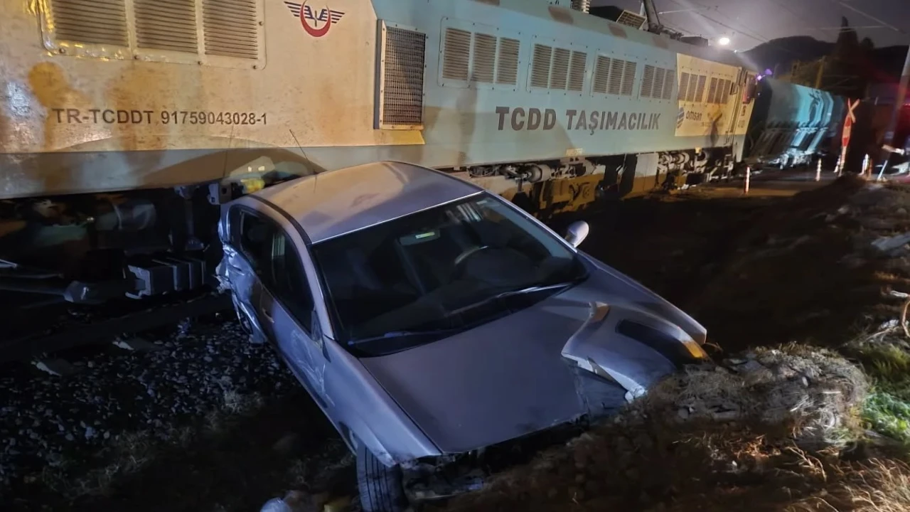 Osmaniyede hemzemin geçitte tren ile otomobil çarpıştı