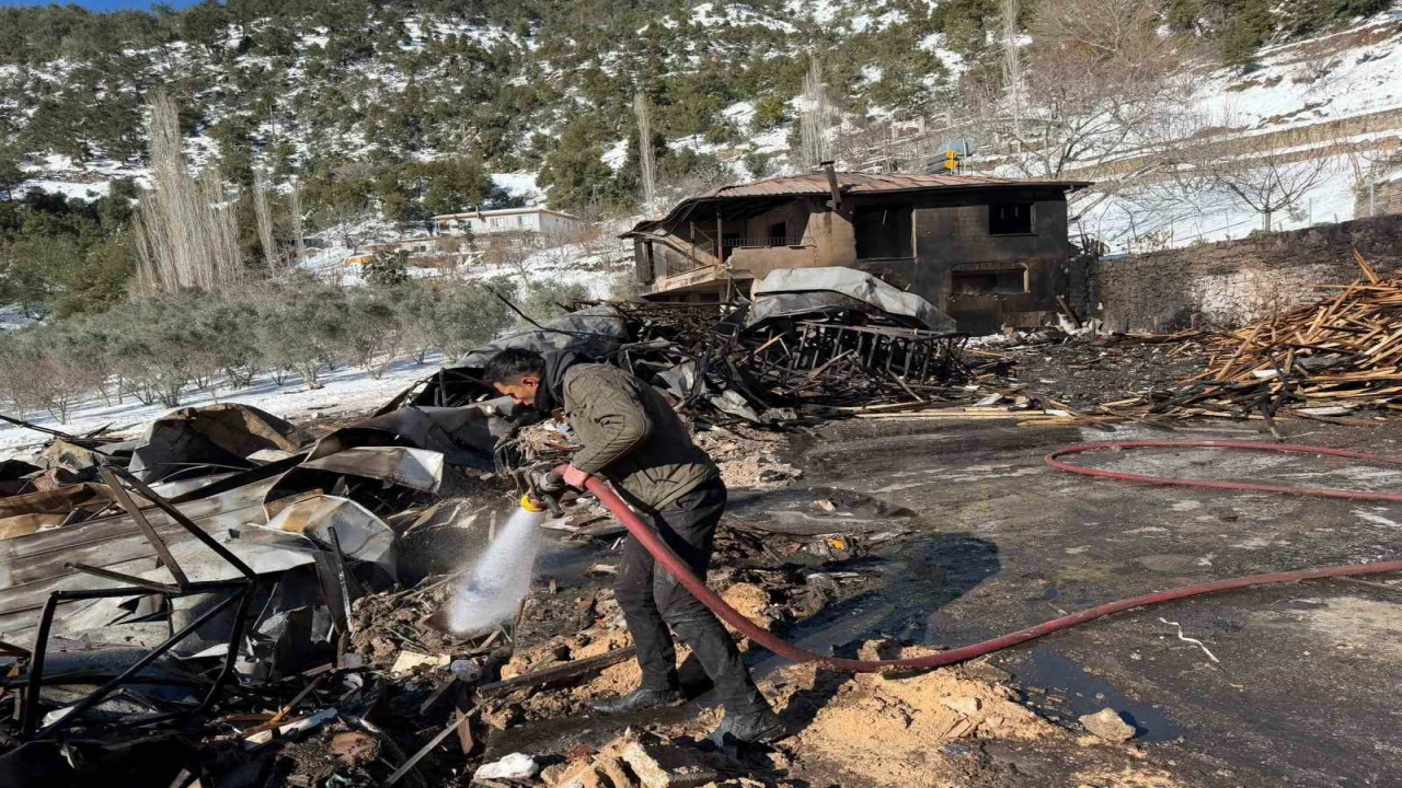 Osmaniyede hızar atölyesi yangında kül oldu