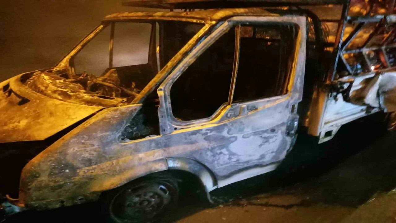 Osmaniyede mandalina yüklü kamyonette çıkan yangın söndürüldü