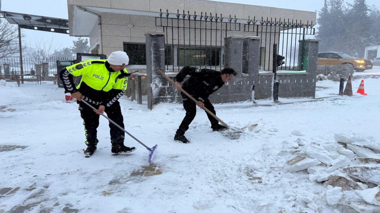 Osmaniyede polisler kürek aldı, vatandaşın yolunu açtı