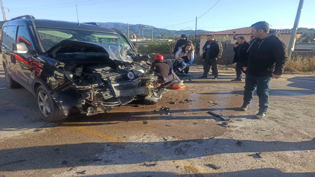 Osmaniyede servis minibüsü ile hafif ticari araç çarpıştı: 7 yaralı