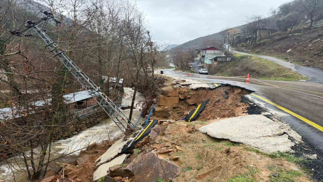 Osmaniyede şiddetli yağışla birlikte yolda göçük yaşandı