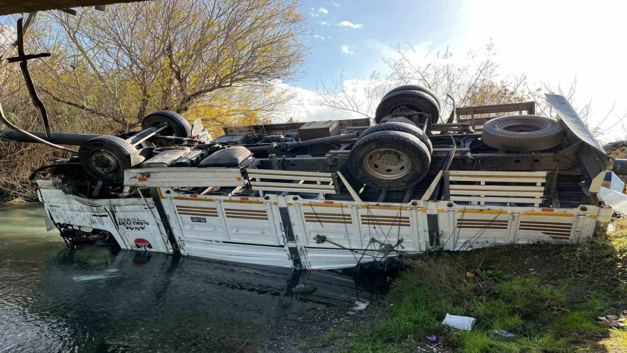 Osmaniyede turp yüklü kamyon dereye devrildi