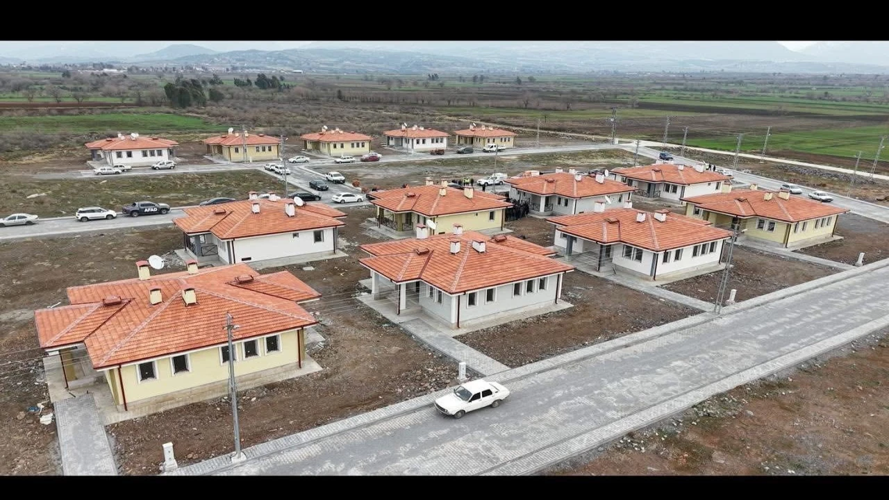 Osmaniyede yapımı tamamlanan köy evleri hak sahiplerine teslim edildi