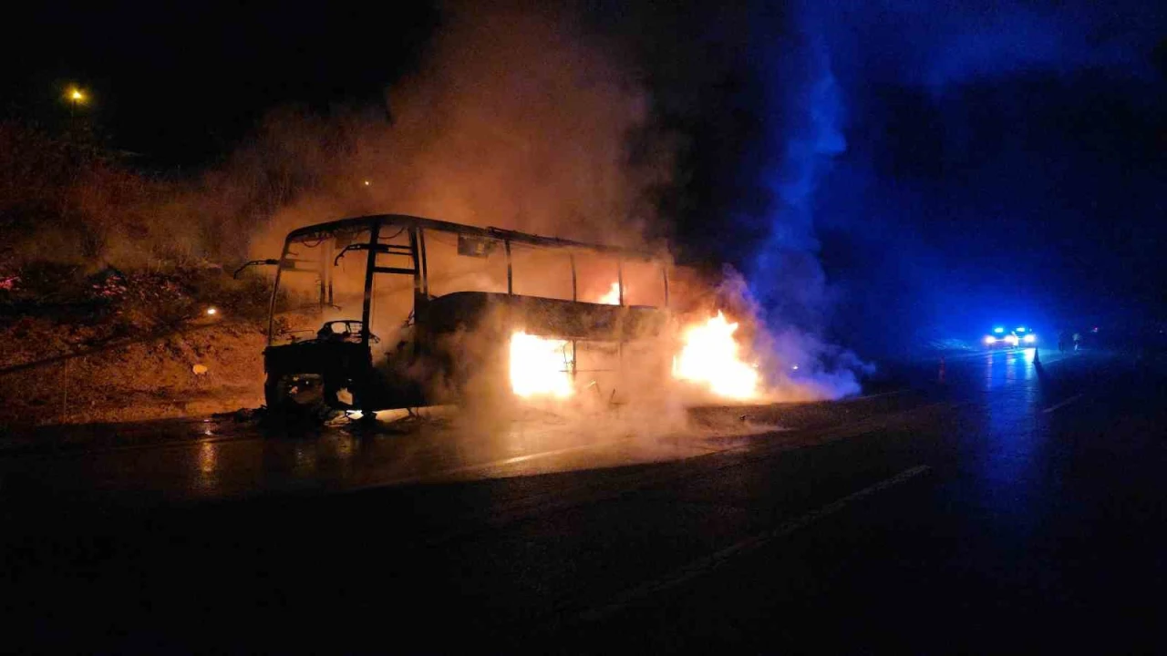 Otoyolda 39 yolcusu bulunan otobüs alev alev yandı