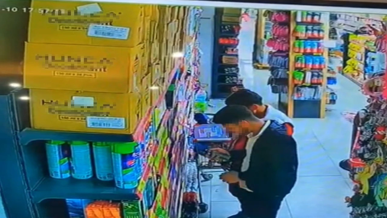 Parfümleri önce kokladılar sonra çaldılar