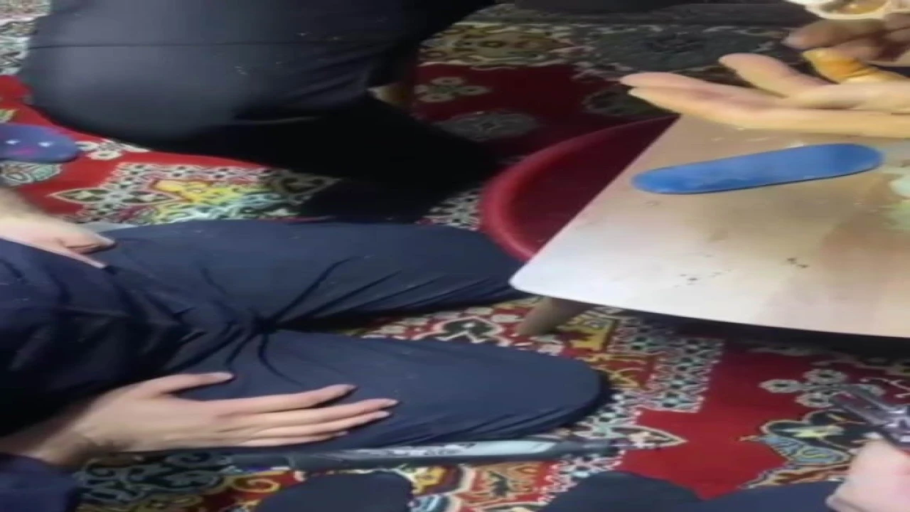 Parmağını kombi borusuna sıkıştırdı