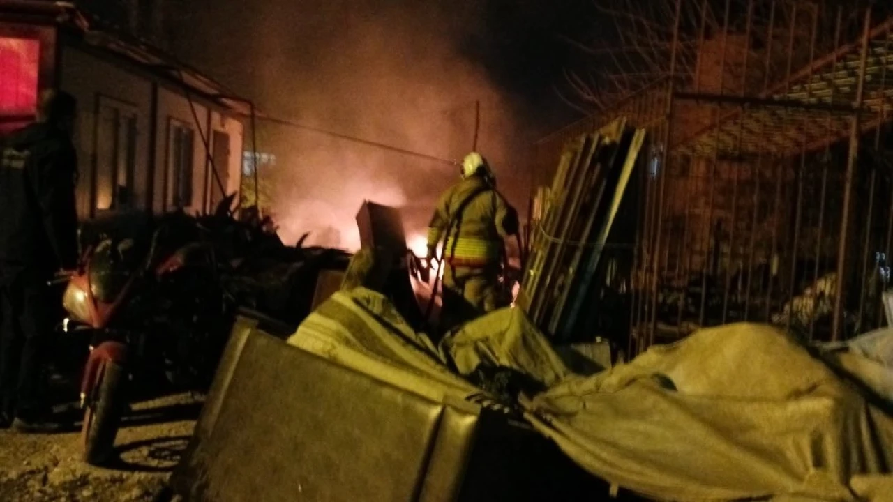 Payasta hurdalık alan alevlere teslim oldu