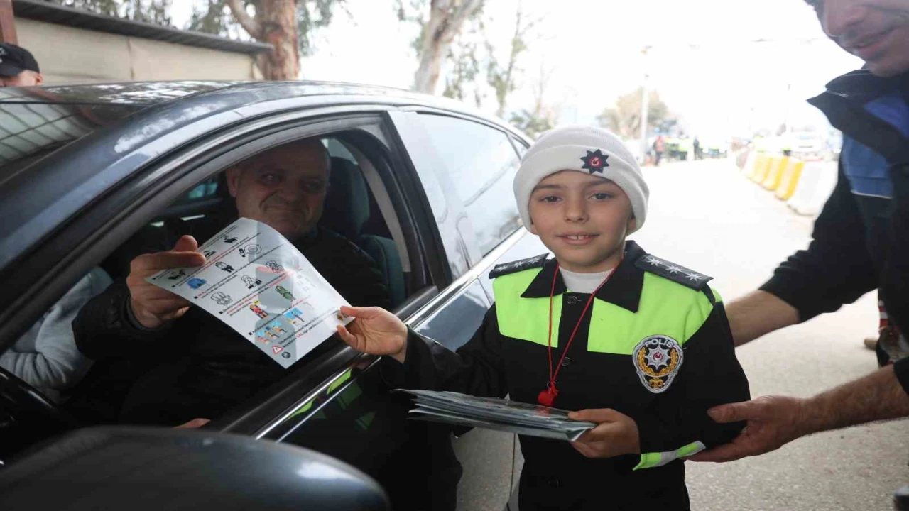 Polis ve jandarma kamuflajı ile denetim yapan depremzede çocuklar yürekleri ısıttı