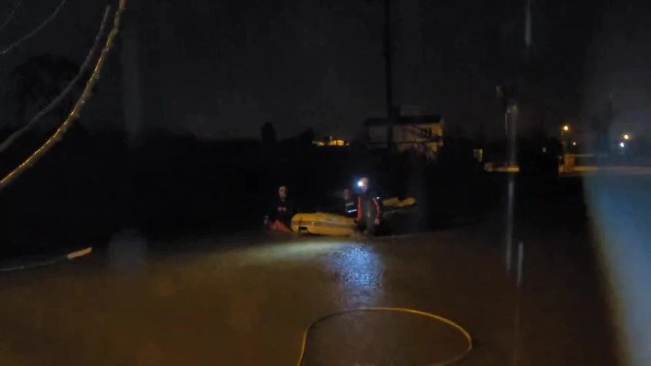 Sağanak yağmurun etkili olduğu Antalyada mahsur kalan vatandaşlar botlarla kurtarıldı