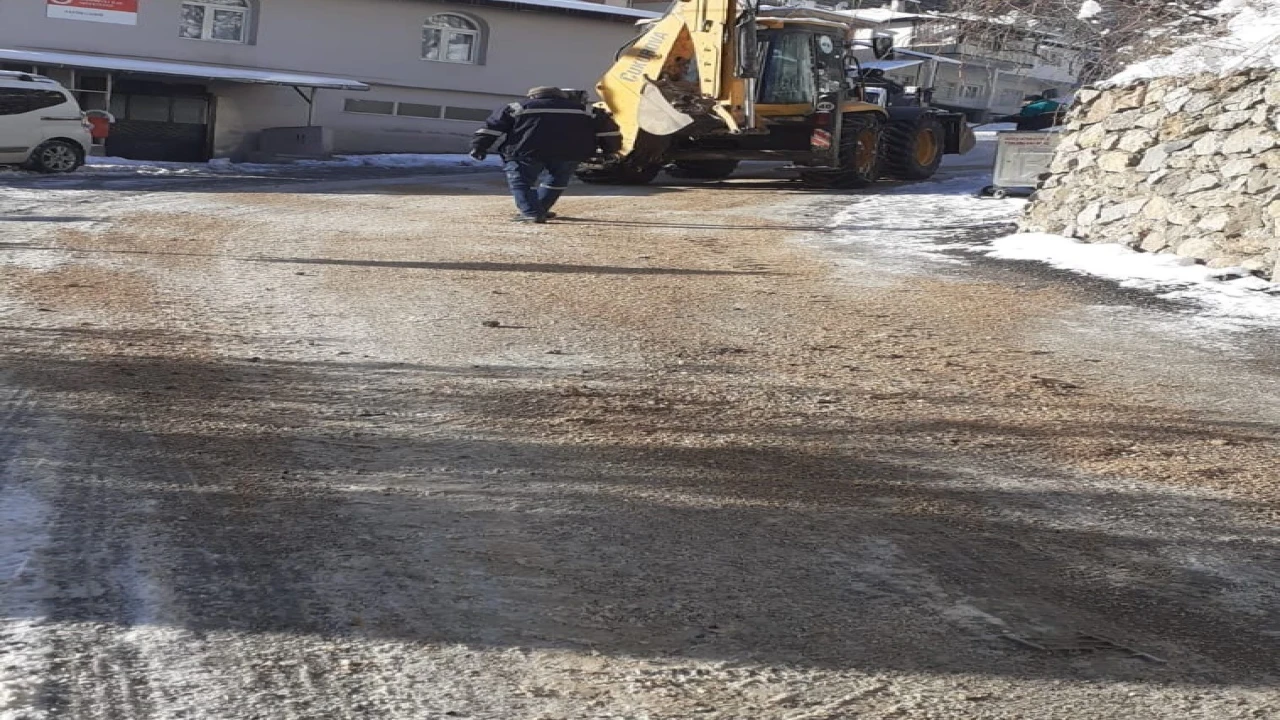 Saimbeylide karla mücadele aralıksız sürüyor