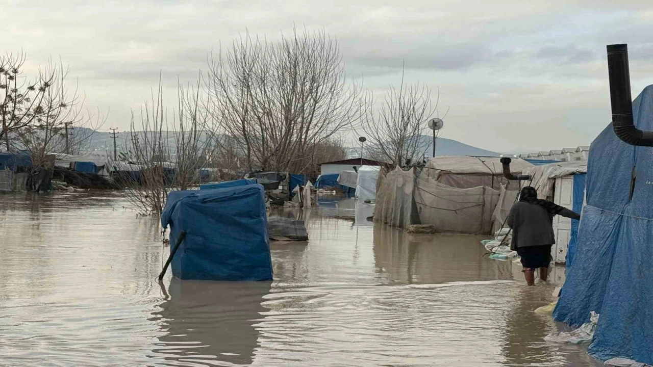 Selde mahsur kalan vatandaş kepçeyle kurtarıldı