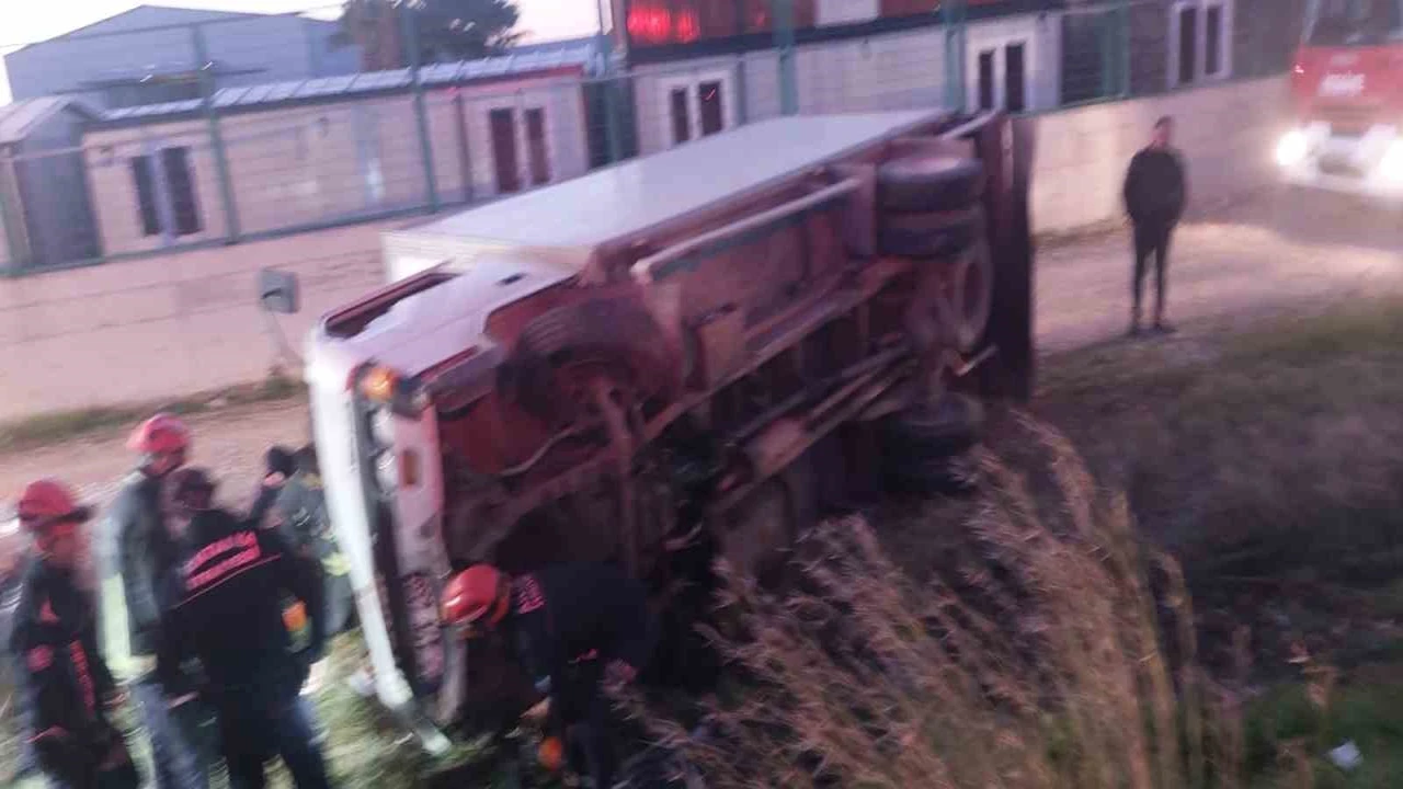 Serikte devrilen kamyonetin sürücüsü ağır yaralandı