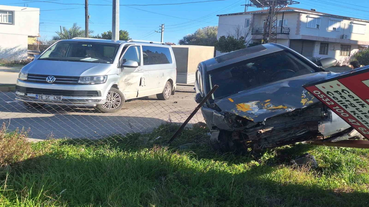 Serikte otomobil ile minibüs çarpıştı: 1 yaralı