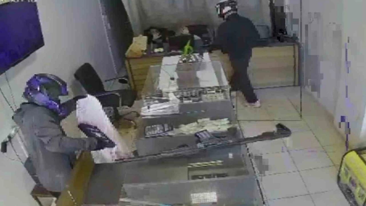 Silahlı 2 hırsız, 3 dakika içerisinde kuyumcuyu soydu... Korku dolu anlar kamerada