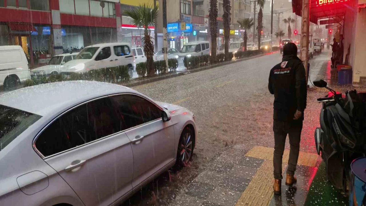 Silifkede dolu felaketi: Sokaklar beyaza büründü, tarım alanları zarar gördü