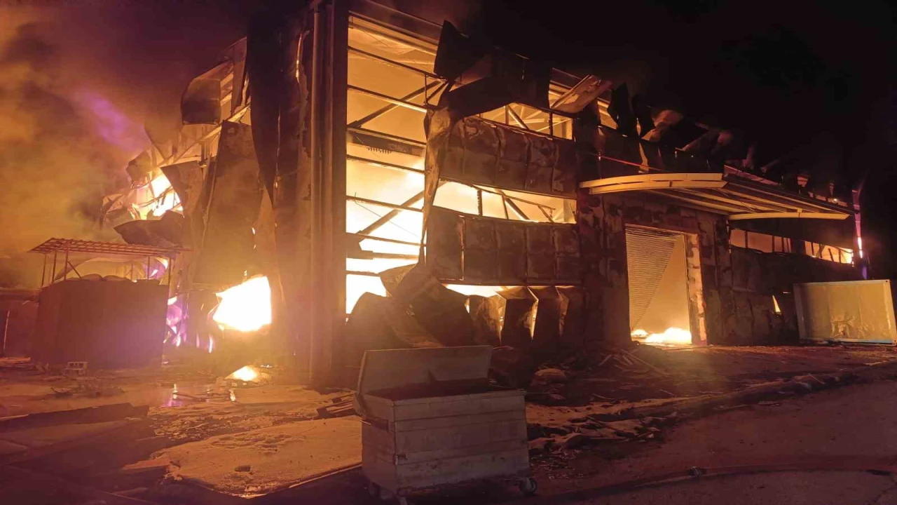 Sünger deposu alevlere teslim oldu