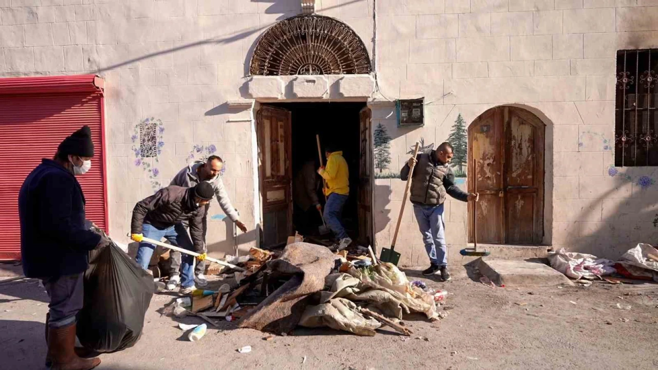 Tarsusta kötü koku şikayeti üzerine adrese giden ekipler, evden 28 kamyon atık çıkardı