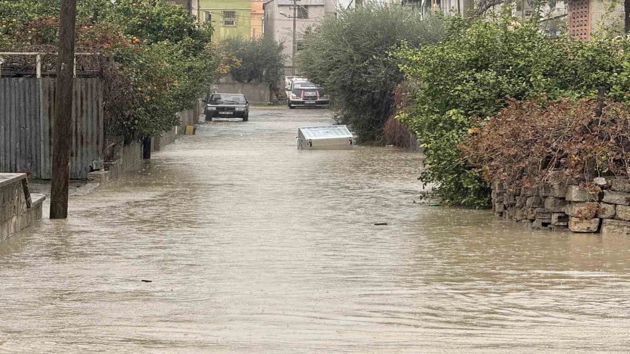 Tarsusta sağanak yağış etkili oluyor